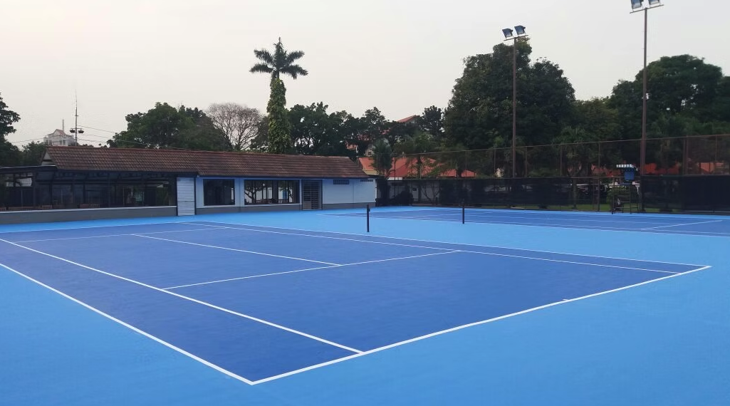 Lapangan tenis outdoor dengan permukaan mulus dan siap digunakan